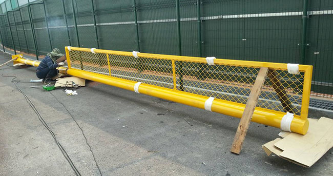 黃色球場菱形網全壘打標桿施工中